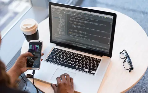 Vad är skillnaden mellan frontend och backend?