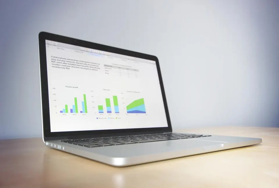 Marketing digital: gráfico de rendimiento publicitario en un portátil