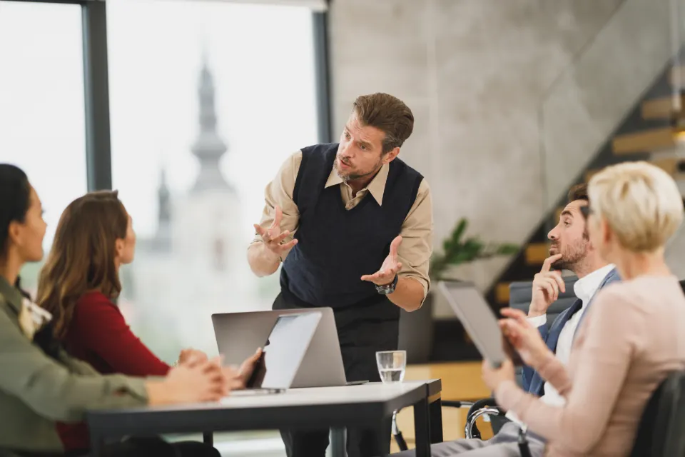 Integrierte Lösungen: Teammeeting zur Planung eines Markenlaunches