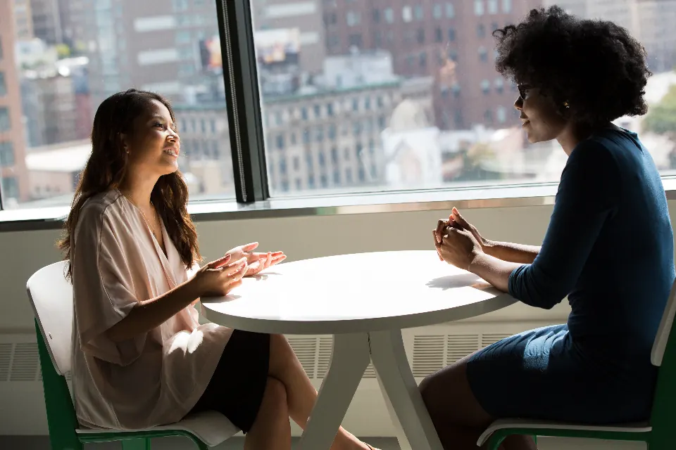 Gestión de marca: dos personas conversando sobre estrategia de marca
