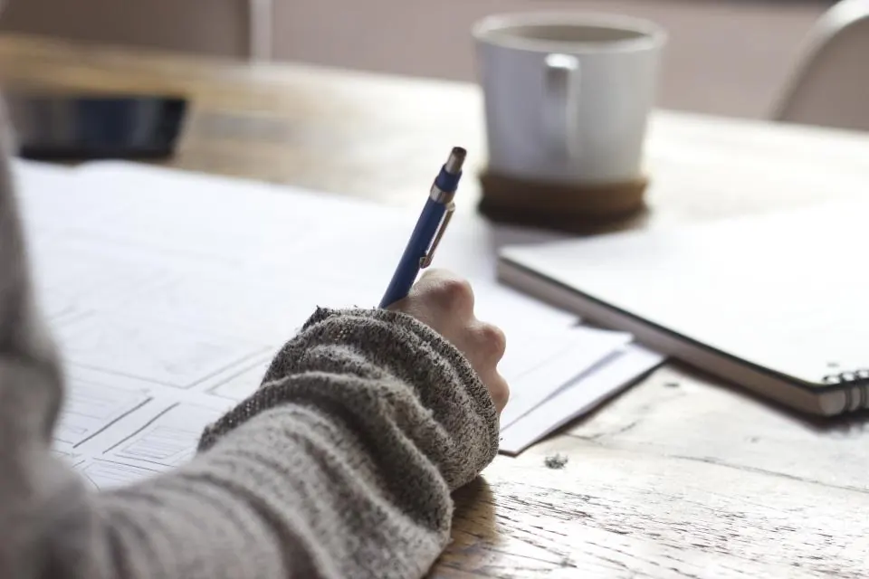Mesa de trabajo con notas sobre identidad corporativa y tono de marca