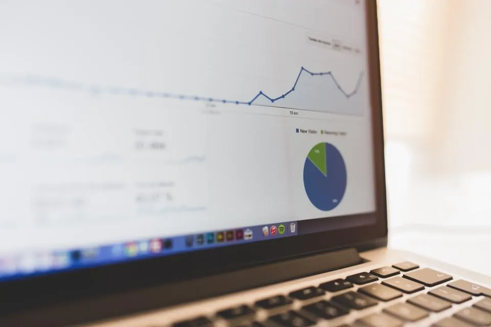 SEO och analys: trafik- och konverteringsdiagram på en bärbar dator