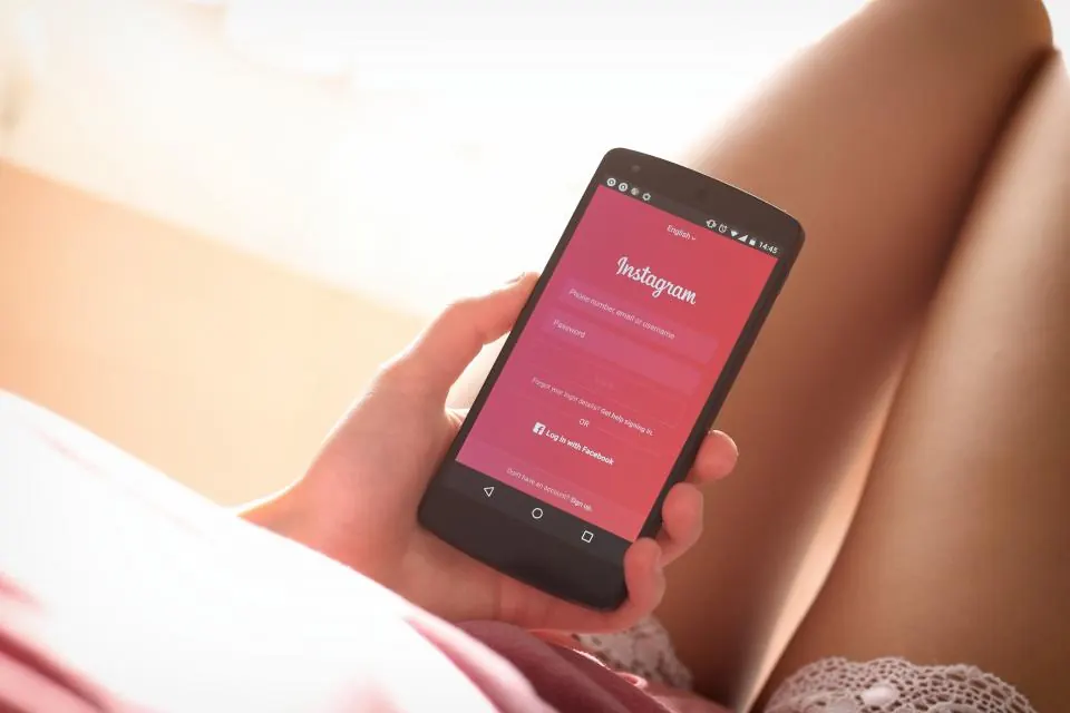 Sosiaalisen median hallinta: puhelimessa avoinna Instagram-sovellus