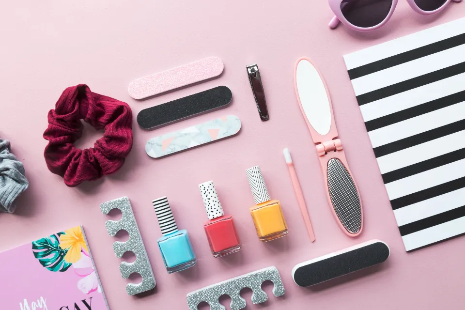 Diseño e-commerce conceptual: composición visual original creada con los productos de la marca