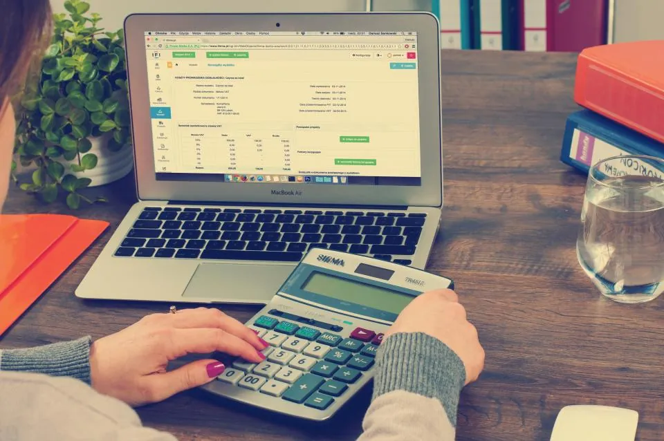 Integración contable para e-commerce: informe financiero con calculadora y portátil