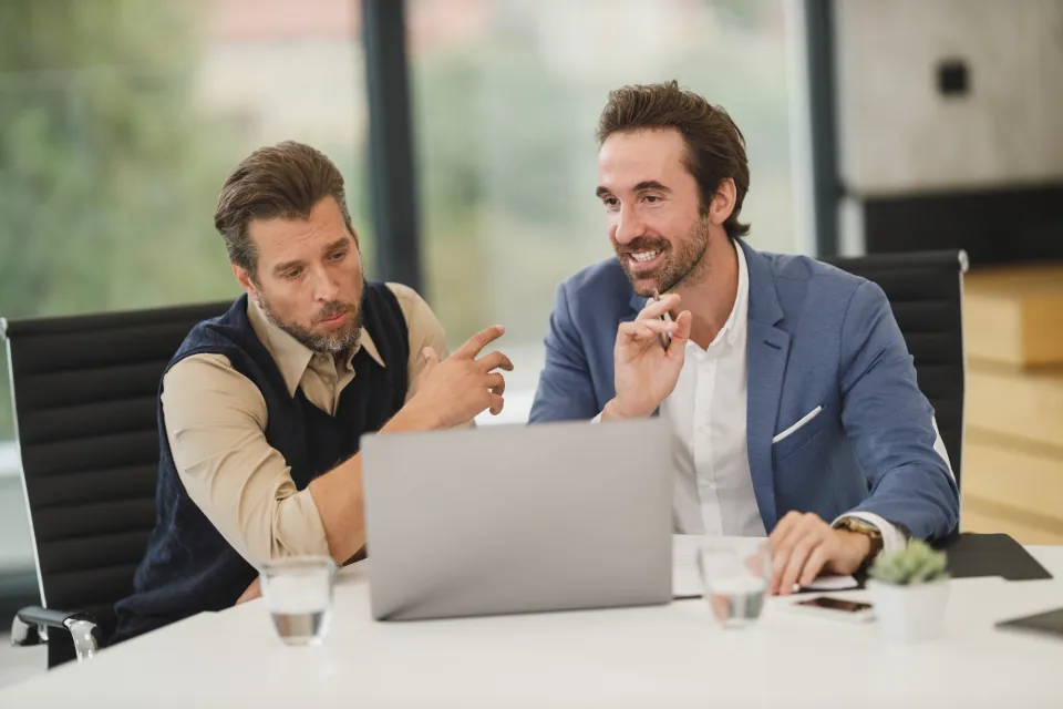 Besprechung zur Unternehmenswebsite: Projektgespräch am Laptop