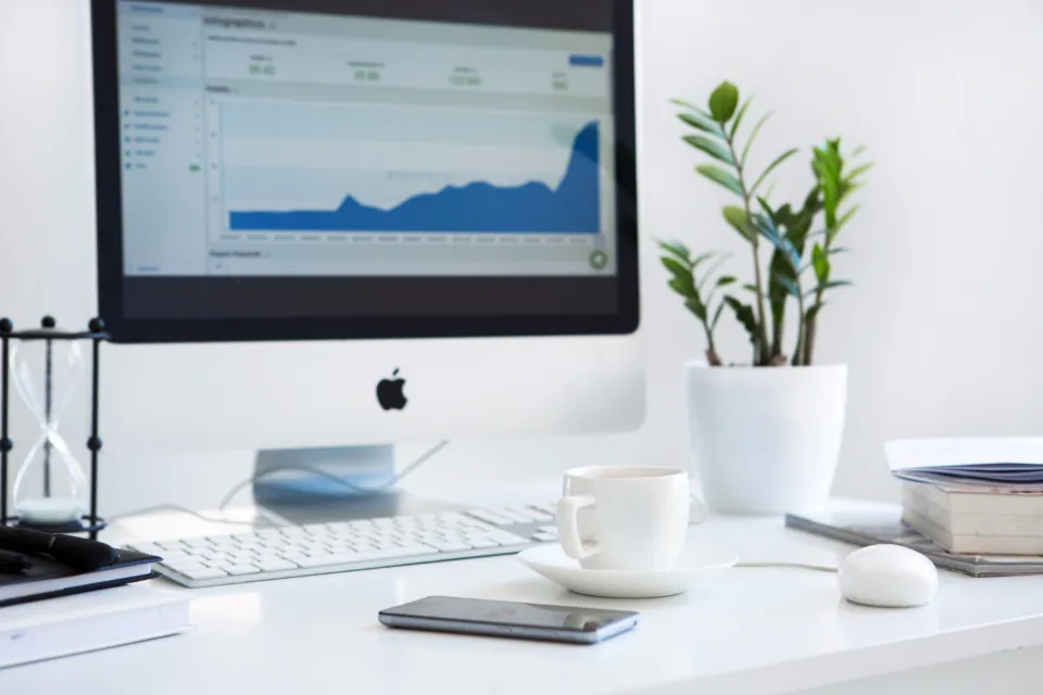 Conversion-Tracking der Landingpage: Analysediagramme auf dem Desktop-Bildschirm
