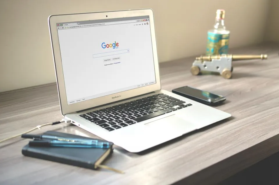 SEO-optimiertes Webdesign: Google-Suchseite auf einem Laptop